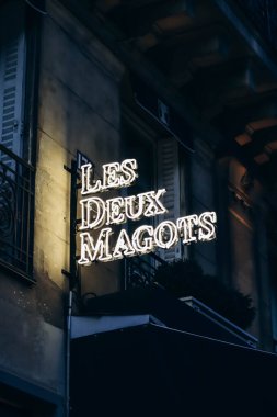 Paris, Fransa - 1 Ekim 2023 Saint-Germain Bulvarı 'ndaki ünlü Les Deux Magots restoranının tabela tahtası