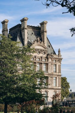 Paris, Fransa - 1 Ekim 2023: Tuileries Garden 'dan Louvre' un cephesine