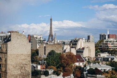 Paris çatıları ve Eyfel Kulesi 'nin 16. çevresindeki manzarası.