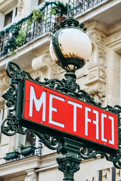 Paris, Fransa - 1 Ekim 2023: Paris 'in ünlü metro tabelası