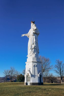Monton Bakiresi, Fransa 'da Veyre-Monton' da Puy-de-Dome departmanında bulunan bir Bakire ve Çocuk heykeli.