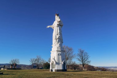 Monton Bakiresi, Fransa 'da Veyre-Monton' da Puy-de-Dome departmanında bulunan bir Bakire ve Çocuk heykeli.
