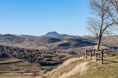 Fransa 'nın Auvergne bölgesindeki ünlü Puy de Dome volkanı manzarası