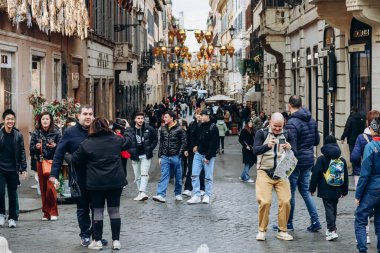 Roma, İtalya - 27.12.2023: Roma 'nın ünlü Via Condotti' si bulutlu bir Aralık gününde