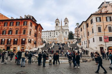 Roma, İtalya - 27.12.2023: Roma 'daki İspanyol Merdivenleri bulutlu bir Aralık gününde