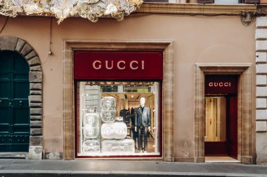 Roma, İtalya - 27.12.2023: Roma 'daki Condotti üzerinden Gucci butiğinin cephesi