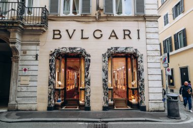 Roma, İtalya - 27.12.2023: Bulgari butiğinin cephesi Roma 'da Condotti üzerinden devam ediyor