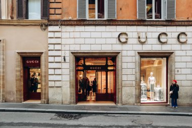 Roma, İtalya - 27.12.2023: Roma 'daki Condotti üzerinden Gucci butiğinin cephesi