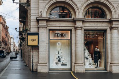 Roma, İtalya - 27.12.2023: Roma 'daki Condotti üzerinden Fendi butiğinin cephesi
