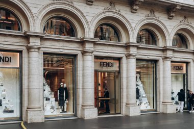 Roma, İtalya - 27.12.2023: Roma 'daki Condotti üzerinden Fendi butiğinin cephesi