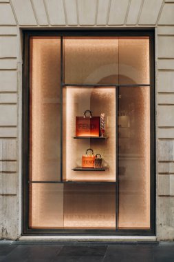 Roma, İtalya - 27.12.2023: Roma 'da Via Condotti' de bir butik pencerede Fendi çantaları