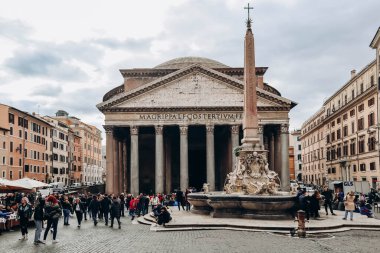 Roma, İtalya - 27.12.2023: Roma 'daki Pantheon binası bulutlu bir Aralık gününde