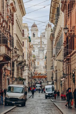 Roma, İtalya - 27.12.2023: Roma 'nın ünlü Via Condotti' si bulutlu bir Aralık gününde