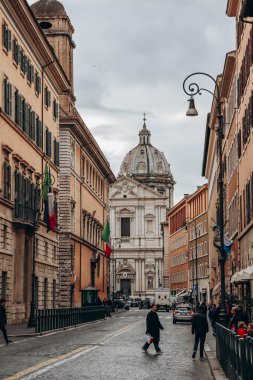 Roma, İtalya - 27.12.2023: Bulutlu bir Aralık gününde Roma 'nın merkezinde sokaklar