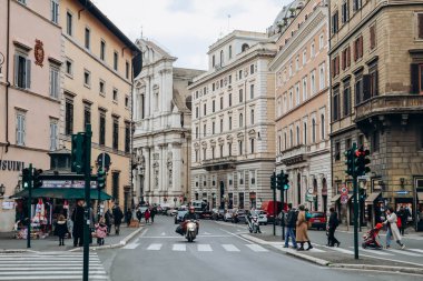 Roma, İtalya - 27.12.2023: Bulutlu bir Aralık gününde Roma 'nın merkezinde sokaklar