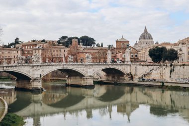 Roma, İtalya - 27.12.2023: Roma, İtalya 'da Ponte Vittorio Emanuele II köprüsü