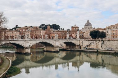 Roma, İtalya - 27.12.2023: Roma, İtalya 'da Ponte Vittorio Emanuele II köprüsü