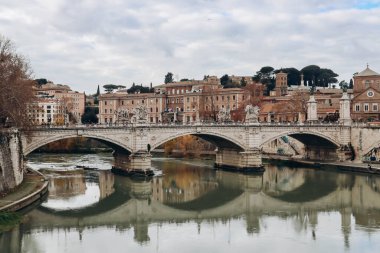 Roma, İtalya - 27.12.2023: Roma, İtalya 'da Ponte Vittorio Emanuele II köprüsü
