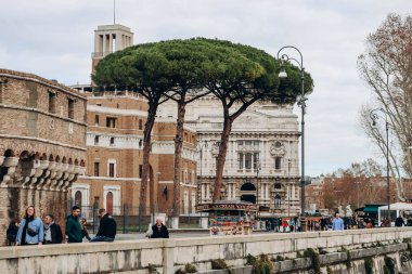 Aziz Angelo Köprüsü ve Castel Sant 'Angelo Roma' da bulutlu bir Aralık gününde