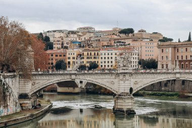 Roma, İtalya - 27.12.2023: Roma, İtalya 'da Ponte Vittorio Emanuele II köprüsü