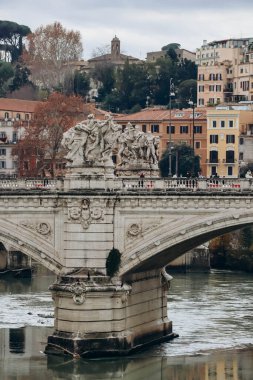 Roma, İtalya - 27.12.2023: Roma, İtalya 'da Ponte Vittorio Emanuele II köprüsü