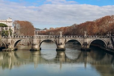 Roma, İtalya - 27.12.2023: Roma 'da St. Angelo Köprüsü ve Castel Sant' Angelo