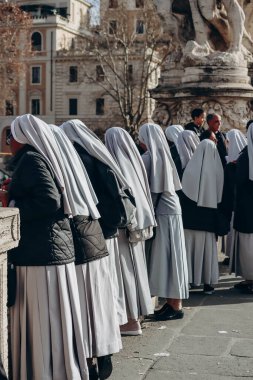 Ponte Vittorio Emanuele II 'deki rahibeler Roma ve Castel Angelo' ya bakar.