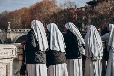 Ponte Vittorio Emanuele II 'deki rahibeler Roma ve Castel Angelo' ya bakar.