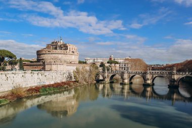 Roma, İtalya - 27.12.2023: Roma 'da St. Angelo Köprüsü ve Castel Sant' Angelo