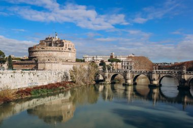 Roma, İtalya - 27.12.2023: Roma 'da St. Angelo Köprüsü ve Castel Sant' Angelo