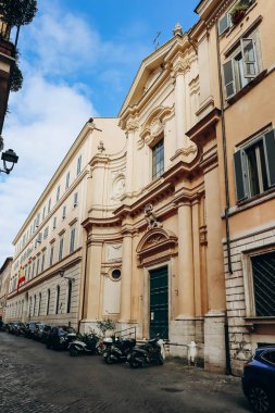 Roma, İtalya - 27.12.2023: Bulutlu bir Aralık gününde Roma 'nın merkezinde sokaklar