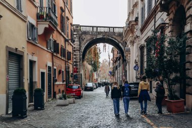 Roma, İtalya - 27.12.2023: Bulutlu bir Aralık gününde Roma 'nın merkezinde sokaklar