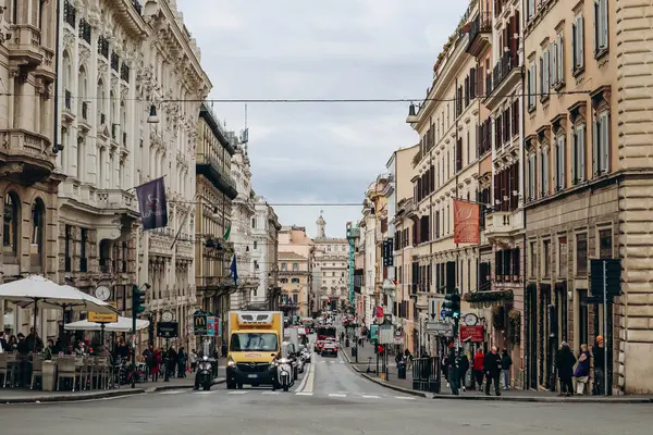 Roma, İtalya - 27.12.2023: Roma Piazza Berberini, bulutlu bir Aralık gününde