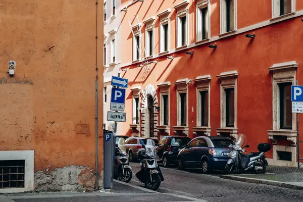 Roma, İtalya - 27.12.2023: Bulutlu bir Aralık gününde Roma 'nın merkezinde sokaklar