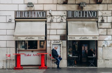 Roma, İtalya - 27.12.2023: Bulutlu bir Aralık gününde Roma 'nın merkezinde sokaklar