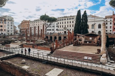 Roma, İtalya - 27.12.2023: Largo di Torre Arjantin - Roma, İtalya 'da dört Roma Cumhuriyetçi tapınağı ve Pompey Tiyatrosu' nun kalıntılarıyla geniş bir açık alan.