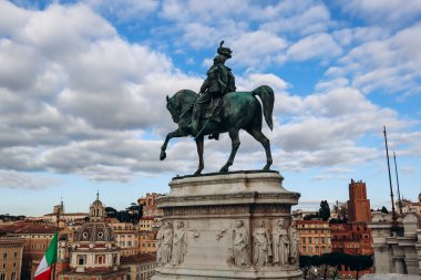 Roma, İtalya - 27.12.2023: Victor Emmanuel Ulusal Anıtı, diğer adıyla Vittoriano veya Altare della Patria, Roma 'daki büyük bir ulusal anıt.