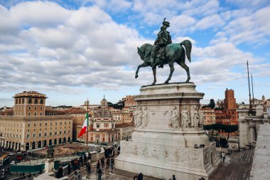 Roma, İtalya - 27.12.2023: Victor Emmanuel Ulusal Anıtı, diğer adıyla Vittoriano veya Altare della Patria, Roma 'daki büyük bir ulusal anıt.