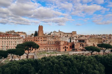 Gün batımında Vittoriano 'dan Roma Forumu' na ve Colosseum 'a