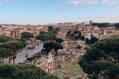 Gün batımında Vittoriano 'dan Roma Forumu' na ve Colosseum 'a