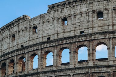 Kolezyum, İtalya 'nın Roma şehrinin merkezinde eliptik bir amfitiyatro.