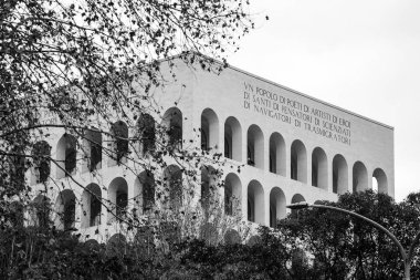 Palazzo della Civilta Italiana, Colosseo Quadrato olarak da bilinir. Tercümesi: 