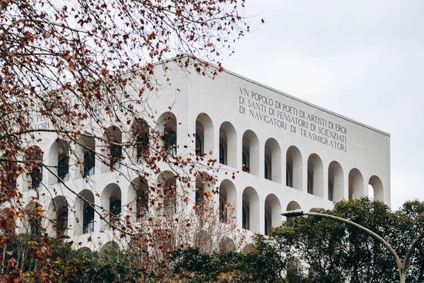 Palazzo della Civilta Italiana, Colosseo Quadrato olarak da bilinir. Tercümesi: 