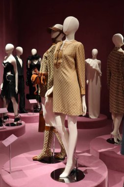 Floransa 'daki Gucci Müzesi' nde arşiv eserlerinin sergilenmesi: 2021 'den ve 1969' dan