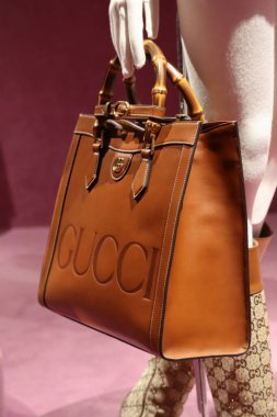 Floransa 'daki Gucci Müzesi' nde arşiv parçaları sergisi: bambu saplı deri Diana çanta. 2021 Kış Koleksiyonu