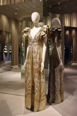 Floransa 'daki Gucci Müzesi' nde arşiv parçaları sergisi: Fırfırlı, işlemeli oklar ve çiçeklerle süslü Lurex Jacquard elbisesi. Global Brand Büyükelçisi Ni Nin 'in giydiği, 76. Venedik Uluslararası Film Festivali, 2019.