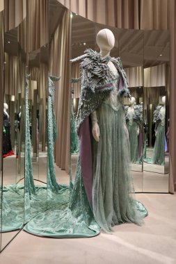 Floransa 'daki Gucci Müzesi' nde arşiv Gucci eserlerinin sergilenmesi: 3 boyutlu kristal inci ve pelerinli Lurex dantel elbise ve pullu nakış. Florence Welch, Met Gala, New York, 2019