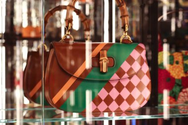 Floransa 'daki Gucci Müzesi' nde arşiv Gucci eserlerinin sergisi: İkonik Gucci çantalarının sergilenmesi