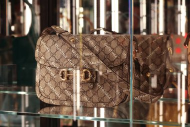 Floransa 'daki Gucci Müzesi' nde arşiv Gucci eserlerinin sergilenmesi: İkonik Gucci çantalarının sergilenmesi - ünlü kolaj Gucci x Balenciaga