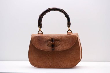 Floransa 'daki Gucci Müzesi' nde arşiv Gucci ürünlerinin sergisi: Klasik ikonik Gucci çanta - Bambu çanta. Kertenkeleden yapılma, 1970 'lerin sonu.